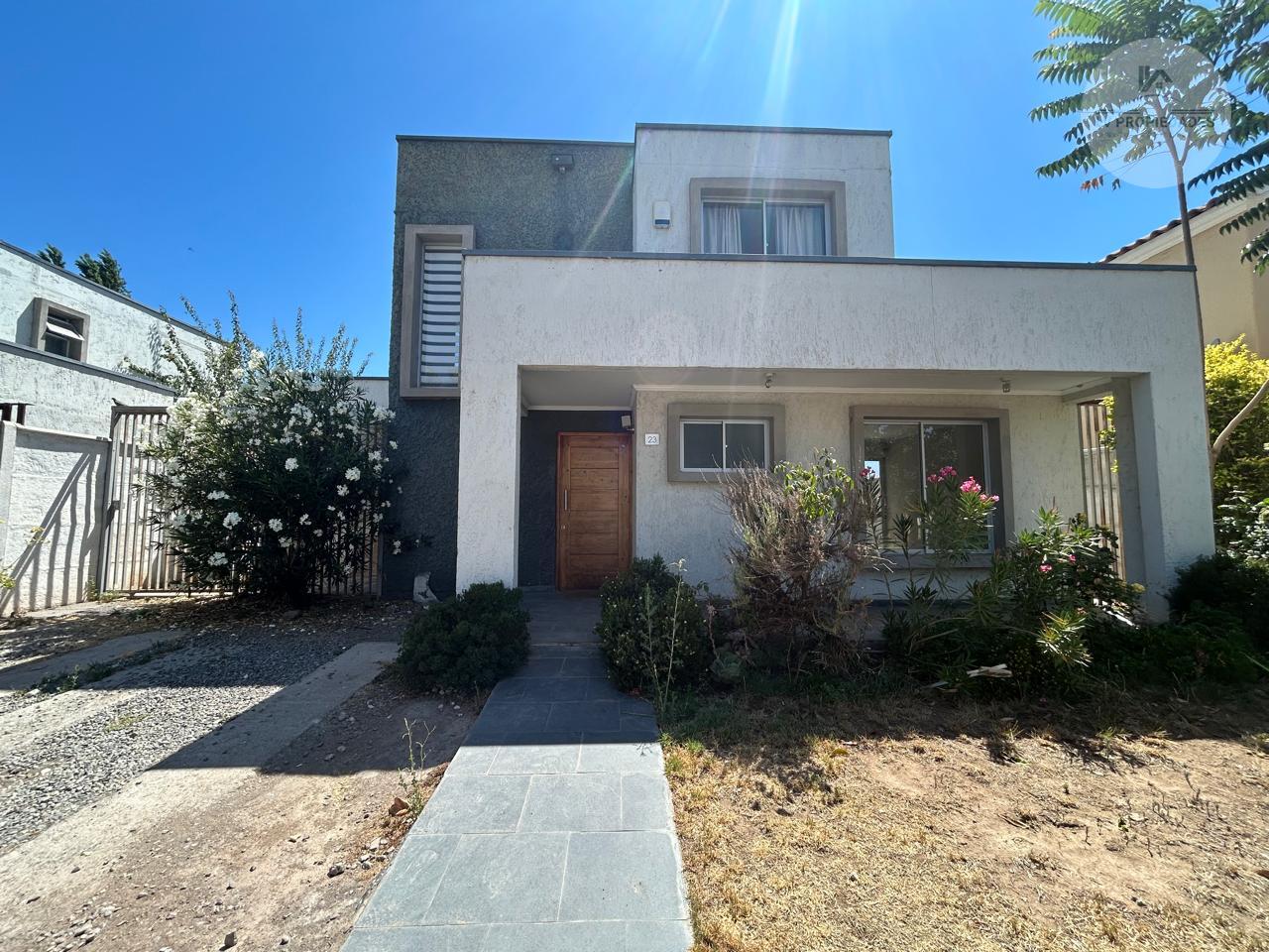 LV PROPIEDADES ARRIENDA EXCLUSIVA CASA EN RIVERA DEL OLIVO